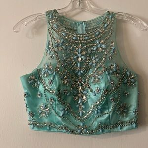 This is a beautiful 2 piece aqua colored ensemble. Size small.